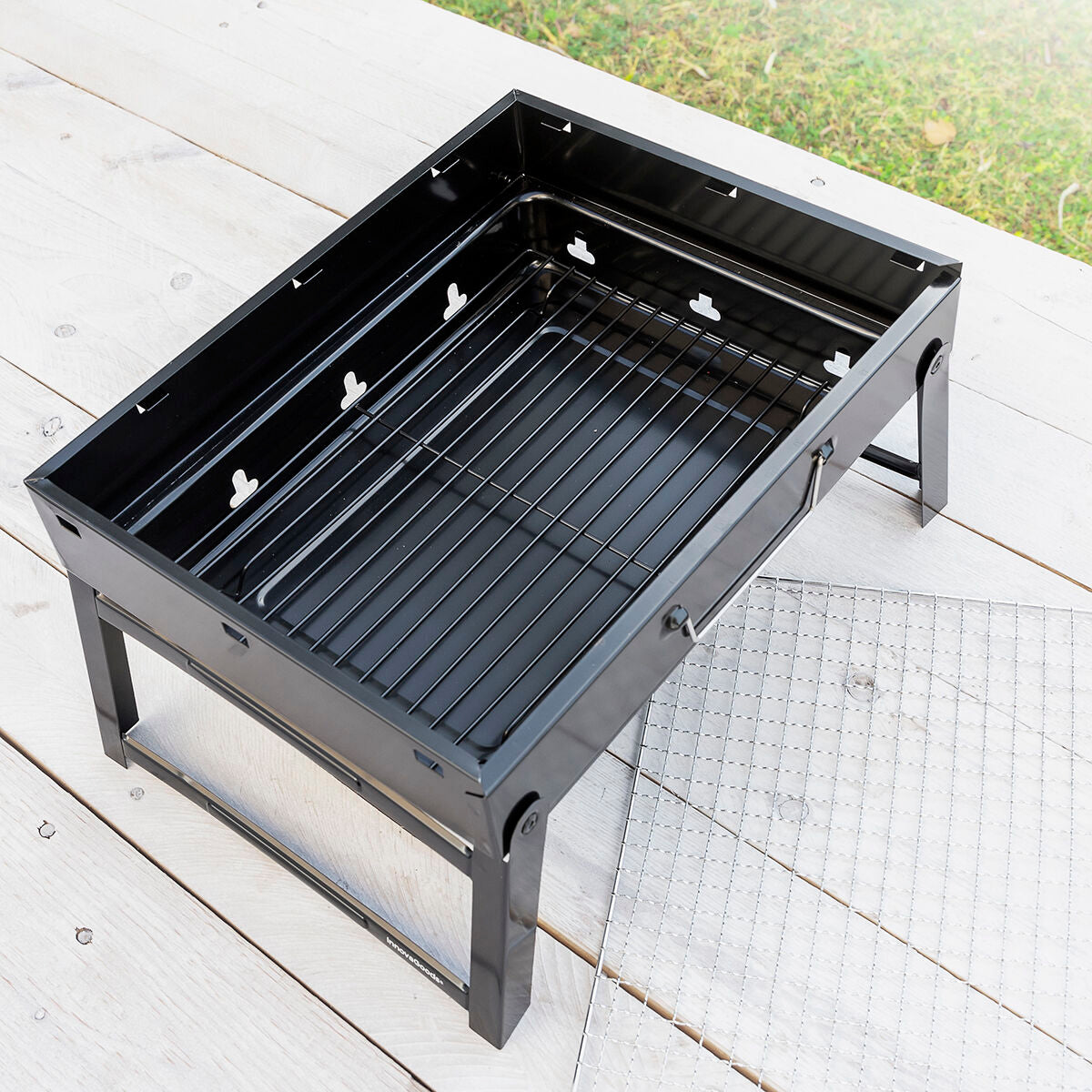 Barbecue pliable et portable à charbon de bois